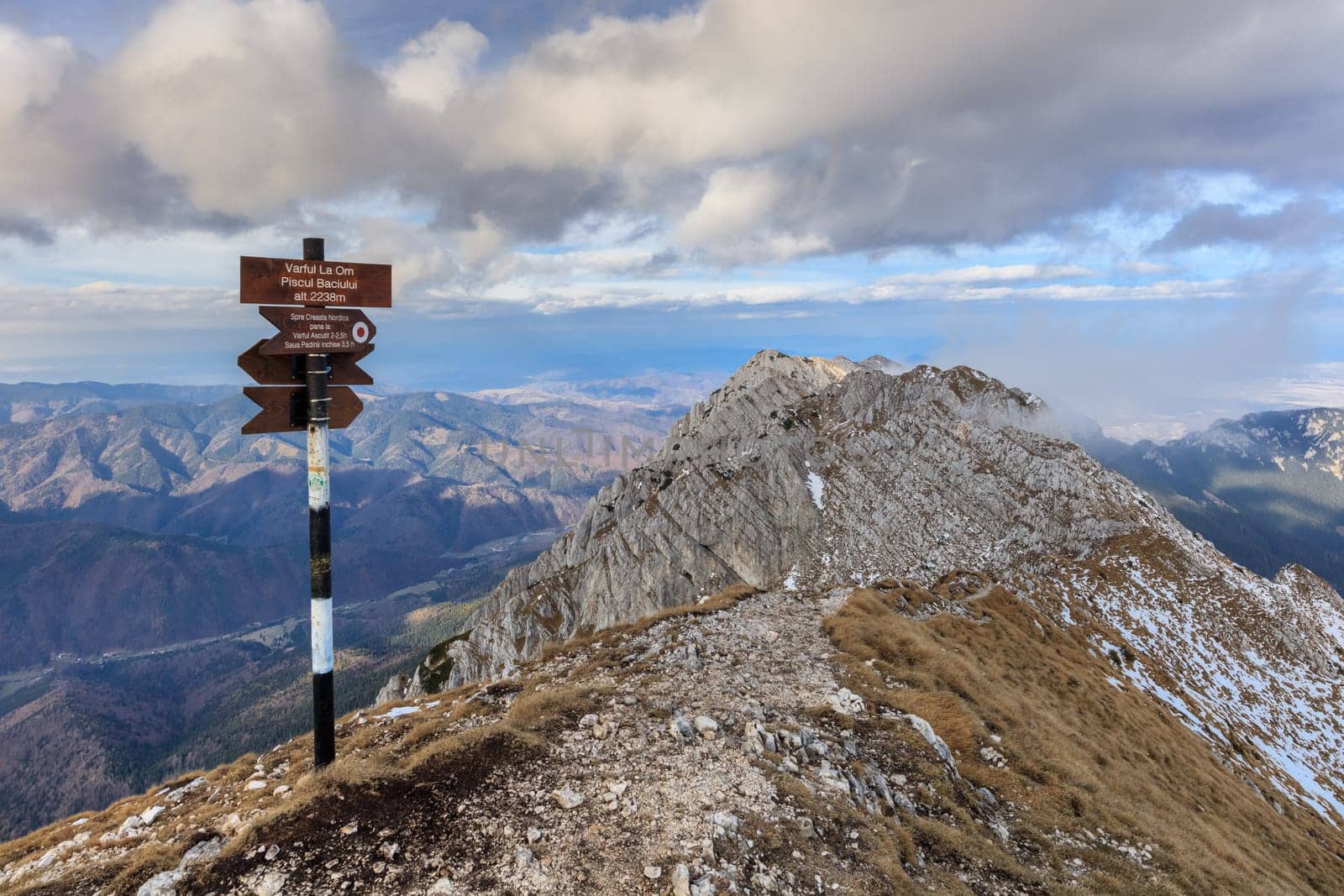 La Om Peak (Piscul Baciului) 2238m. Piatra Craiului Mountains, Romania
