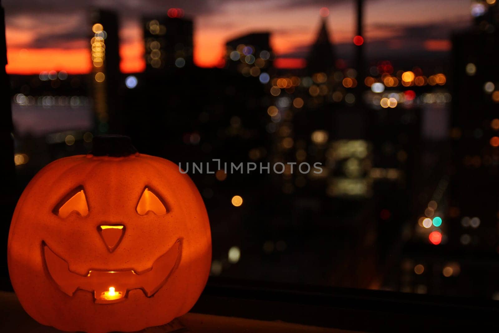 The caved pumpkin and the city
