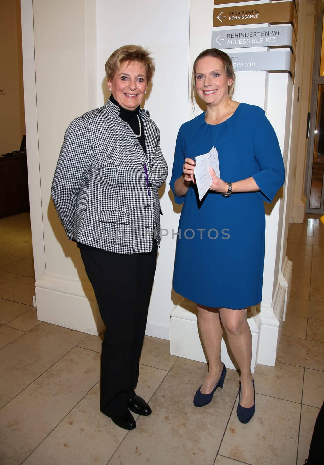Prof. Tulga Beyerle ,Juliane Moecklinghoff, .BENEFIZABEND  HAMBURG SOZIAL GESTALTEN  vom Kuratorium und des Vorstands des Foerderkreises der Evangelischen Stiftung Alsterdorf e.V. luden ein , mit festlichem Dinner, Auktion und abwechslungsreichem Programm im  Spiegelsaal des Museums für Kunst und Gewerbe Hamburg, Steintorplatz, Hamburg am 05.11.2019