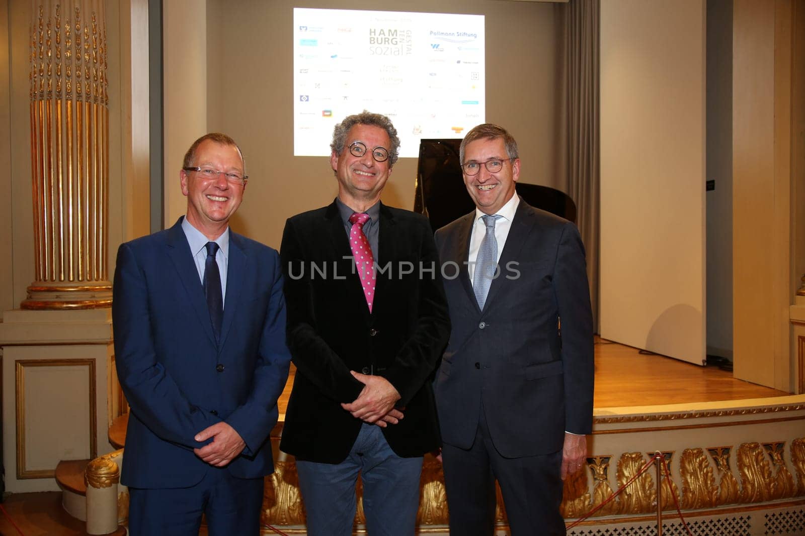 Dr. Stefan R. G. Stodieck, Prof. Dr. Hanns-Stephan Haas,Michael Eggenschwiler, .BENEFIZABEND  HAMBURG SOZIAL GESTALTEN  vom Kuratorium und des Vorstands des Foerderkreises der Evangelischen Stiftung Alsterdorf e.V. luden ein , mit festlichem Dinner, Auktion und abwechslungsreichem Programm im  Spiegelsaal des Museums für Kunst und Gewerbe Hamburg, Steintorplatz, Hamburg am 05.11.2019