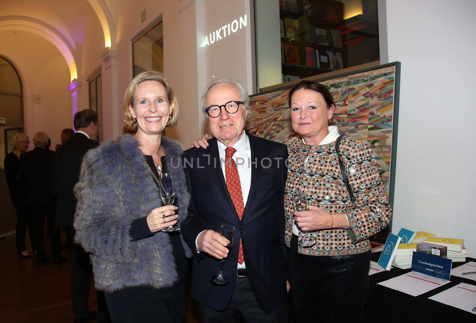 Katrin Nielsen, Guenther E.Mastalka , Ingeborg Fischer ,.BENEFIZABEND  HAMBURG SOZIAL GESTALTEN  vom Kuratorium und des Vorstands des Foerderkreises der Evangelischen Stiftung Alsterdorf e.V. luden ein , mit festlichem Dinner, Auktion und abwechslungsreichem Programm im  Spiegelsaal des Museums für Kunst und Gewerbe Hamburg, Steintorplatz, Hamburg am 05.11.201