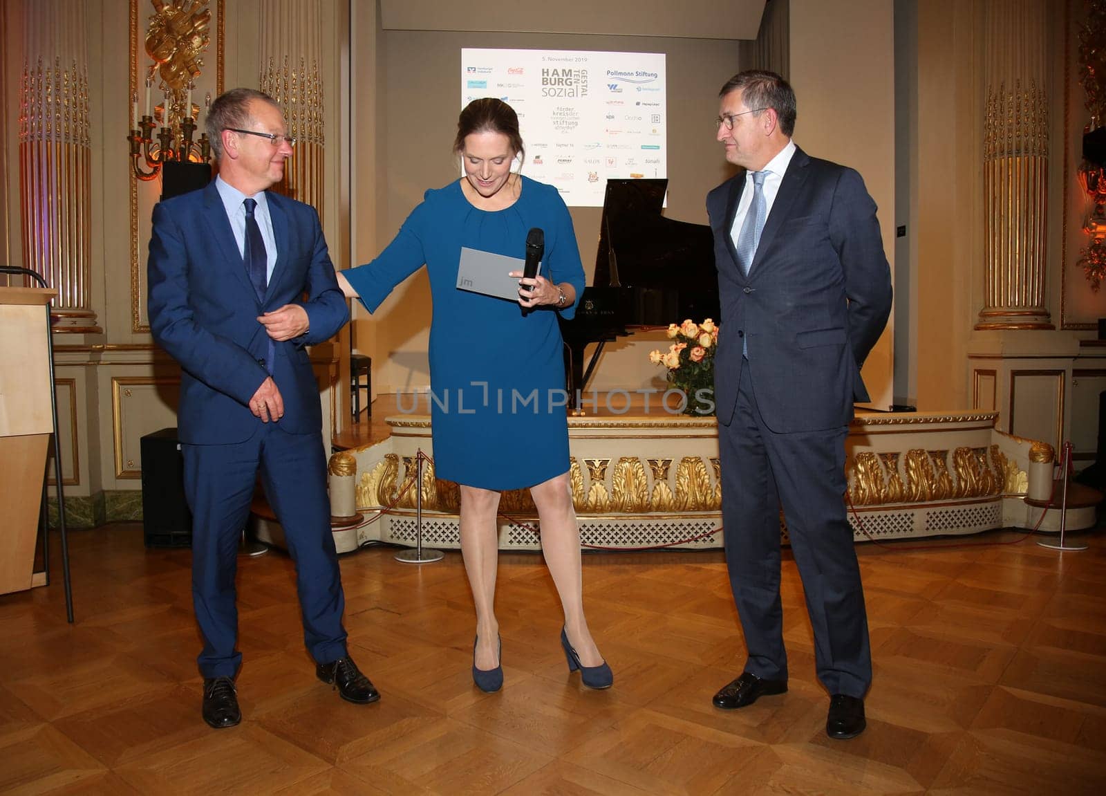 Prof. Dr. Hanns-Stephan Haas, Juliane Moecklinghoff,   Michael Eggenschwiler,.BENEFIZABEND  HAMBURG SOZIAL GESTALTEN  vom Kuratorium und des Vorstands des Foerderkreises der Evangelischen Stiftung Alsterdorf e.V. luden ein , mit festlichem Dinner, Auktion und abwechslungsreichem Programm im  Spiegelsaal des Museums für Kunst und Gewerbe Hamburg, Steintorplatz, Hamburg am 05.11.2019.