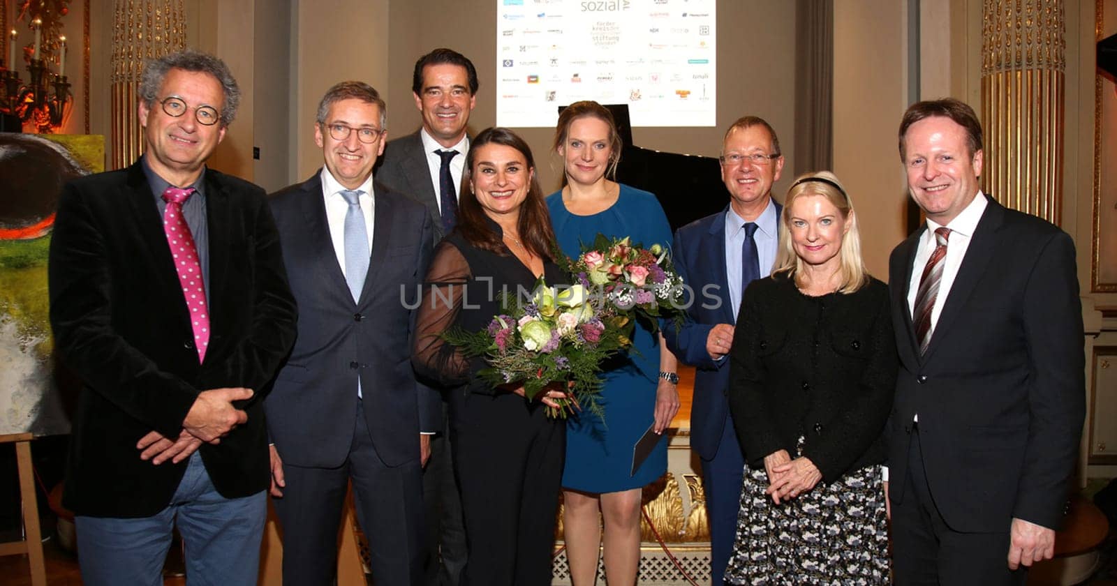 Dr. Stefan R. G. Stodieck, Michael Eggenschwiler ,Stefanie Stoltzenberg-Spies, Pieter Wasmuth, Juliane Moecklinghoff, Stefan Haas und Dr. Gabriele Garz ,Ulrich Scheibel vom Evangelischen Krankenhaus Alsterdorf,.BENEFIZABEND  HAMBURG SOZIAL GESTALTEN  vom Kuratorium und des Vorstands des Foerderkreises der Evangelischen Stiftung Alsterdorf e.V. l im  Spiegelsaal des Museums für Kunst und Gewerbe Hamburg, Steintorplatz, Hamburg am 05.11.2019