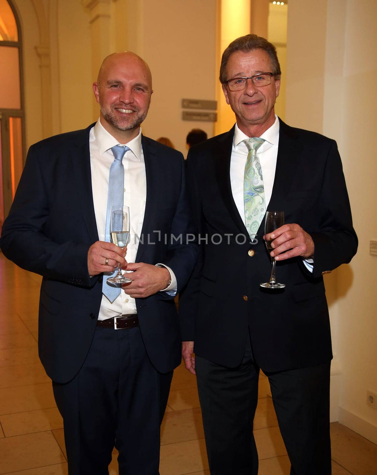 Florian Schoelermann, Jens Glathe,  Auto Wichert ,.BENEFIZABEND  HAMBURG SOZIAL GESTALTEN  vom Kuratorium und des Vorstands des Foerderkreises der Evangelischen Stiftung Alsterdorf e.V. luden ein , mit festlichem Dinner, Auktion und abwechslungsreichem Programm im  Spiegelsaal des Museums für Kunst und Gewerbe Hamburg, Steintorplatz, Hamburg am 05.11.2019