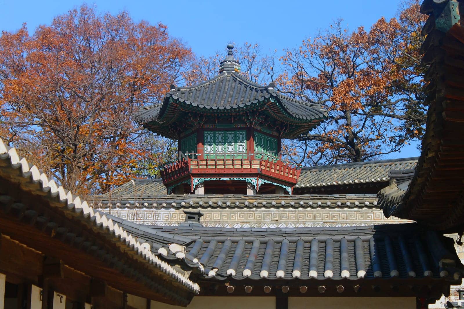 The pagoda among the roofs in Seoul