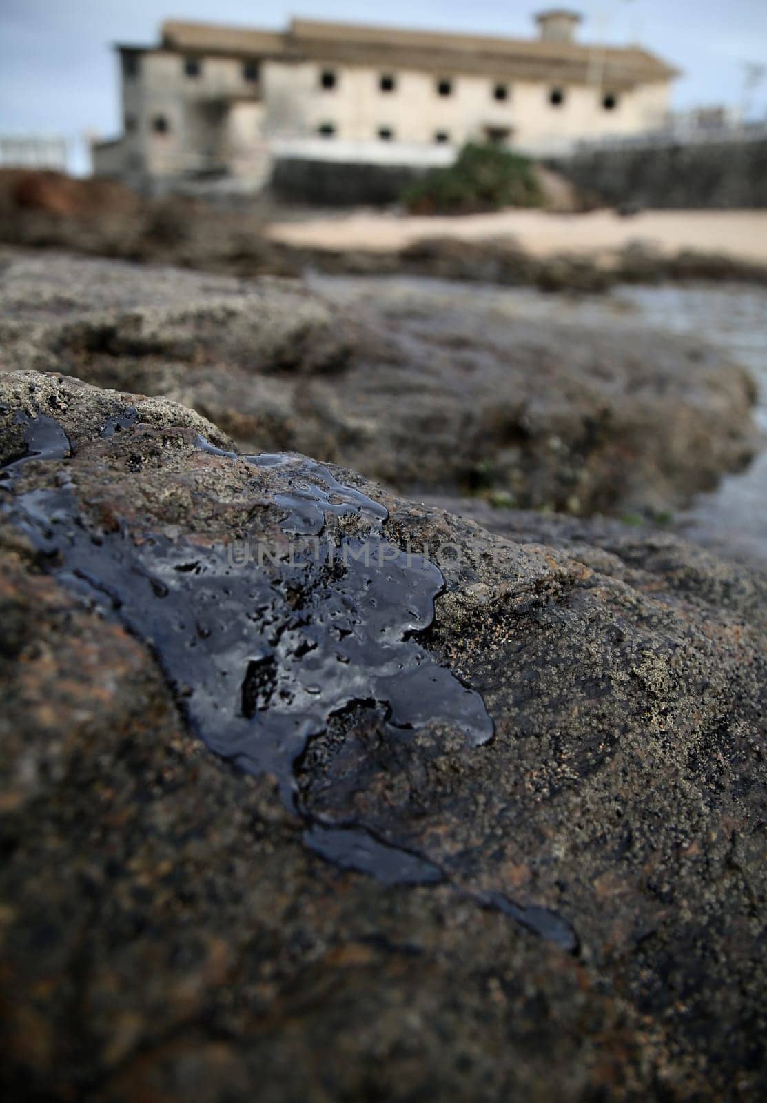 SALVADOR, BAHIA / BRAZIL - November 3, 2019: Oil macha is seen on the Rio Vermelho beach in Salvador (BA). The site was affected by oil spills on the Brazilian coast (Joa Souza / Panthermedia).