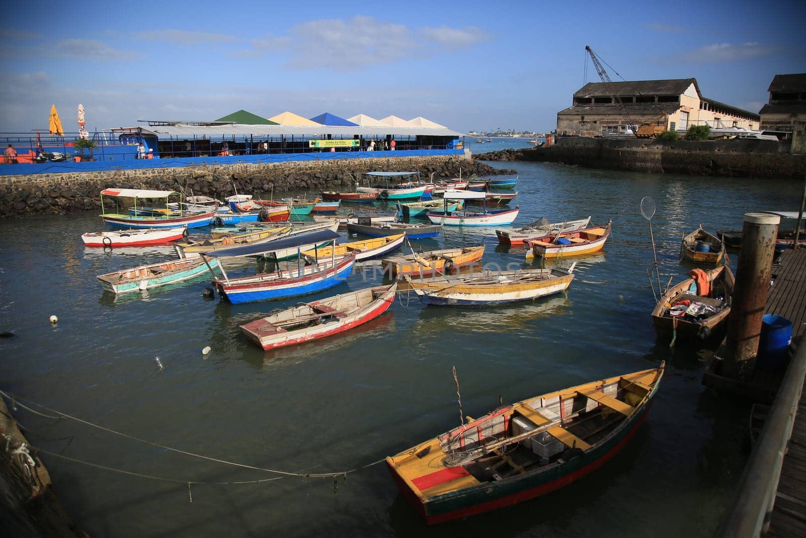 SALVADOR, BAHIA / BRAZIL - November 6, 2019: Boats are seen docked at the port of Feira de Sao Joaquim in Salvador (BA). Due to oil spill in the Brazilian sea, fishermen are having difficulty working,  (Joa Souza / Panthermedia).