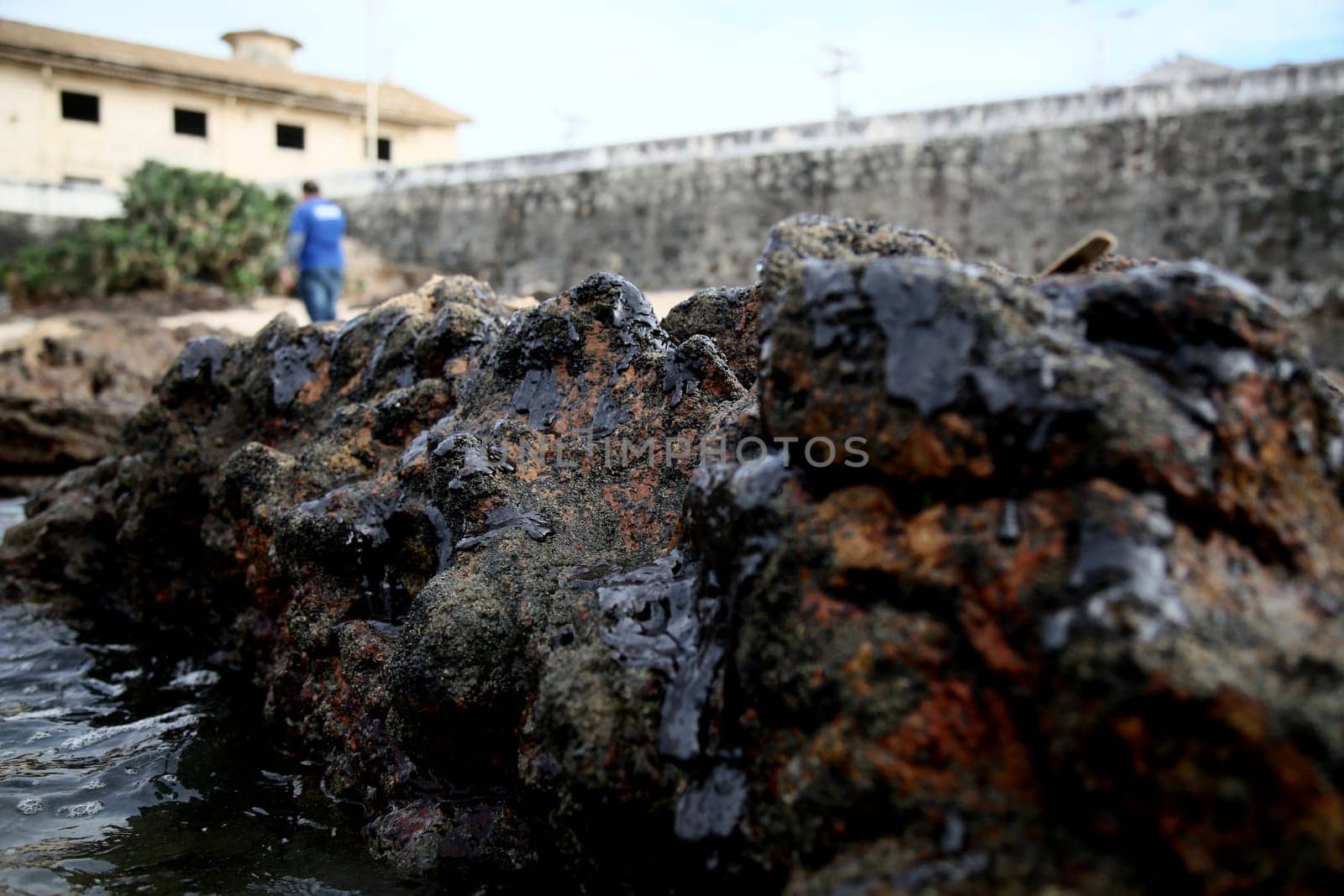 SALVADOR, BAHIA / BRAZIL - November 3, 2019: Oil macha is seen on the Rio Vermelho beach in Salvador (BA). The site was affected by oil spills on the Brazilian coast (Joa Souza / Panthermedia).