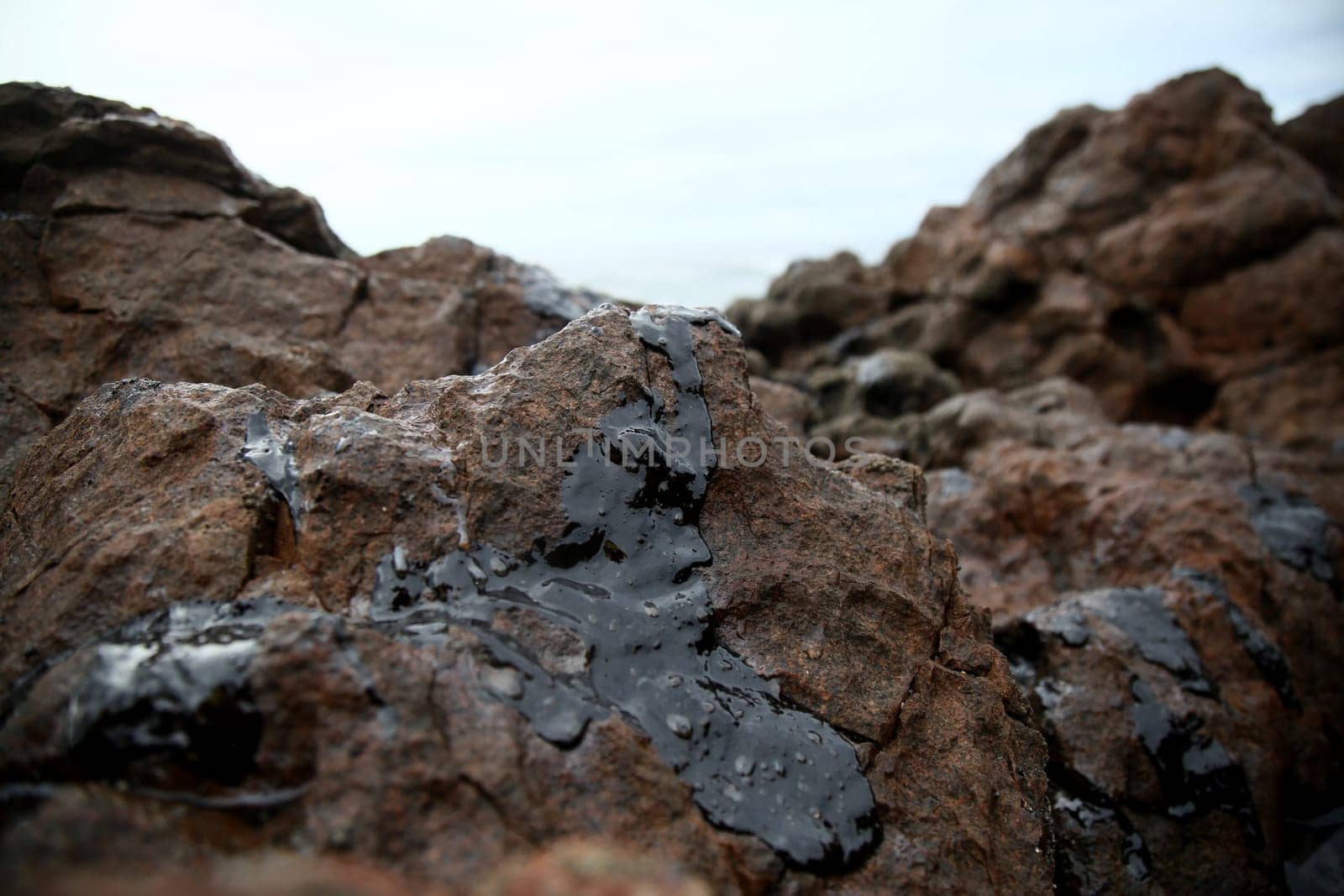 SALVADOR, BAHIA / BRAZIL - November 3, 2019: Oil macha is seen on the Rio Vermelho beach in Salvador (BA). The site was affected by oil spills on the Brazilian coast (Joa Souza / Panthermedia).