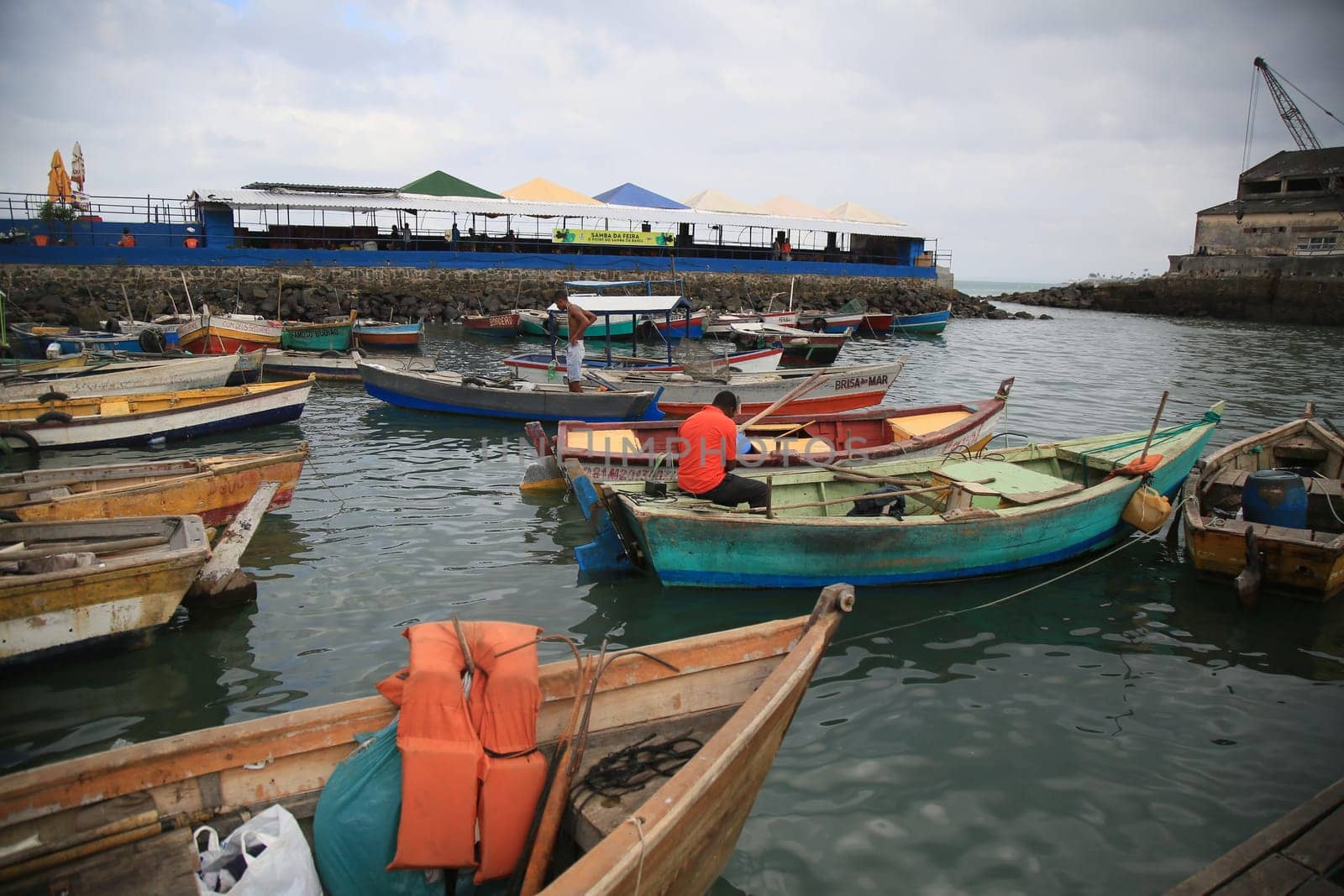 SALVADOR, BAHIA / BRAZIL - November 6, 2019: Boats are seen docked at the port of Feira de Sao Joaquim in Salvador (BA). Due to oil spill in the Brazilian sea, fishermen are having difficulty working,  (Joa Souza / Panthermedia).
