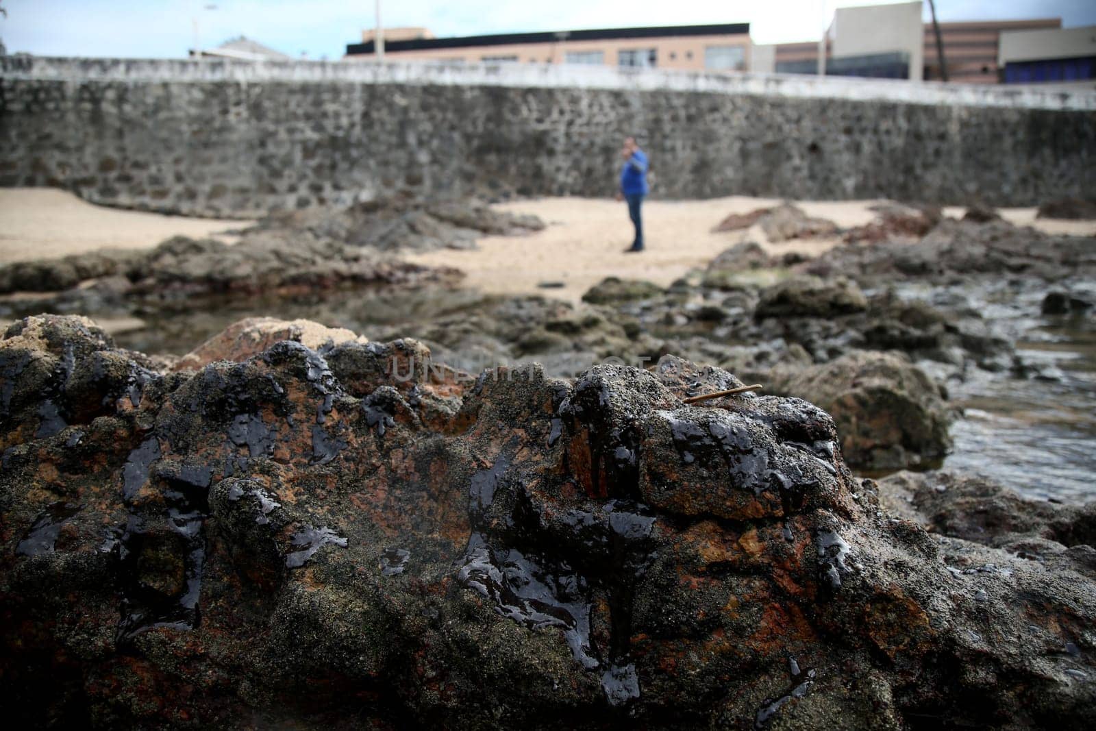 SALVADOR, BAHIA / BRAZIL - November 3, 2019: Oil macha is seen on the Rio Vermelho beach in Salvador (BA). The site was affected by oil spills on the Brazilian coast (Joa Souza / Panthermedia).