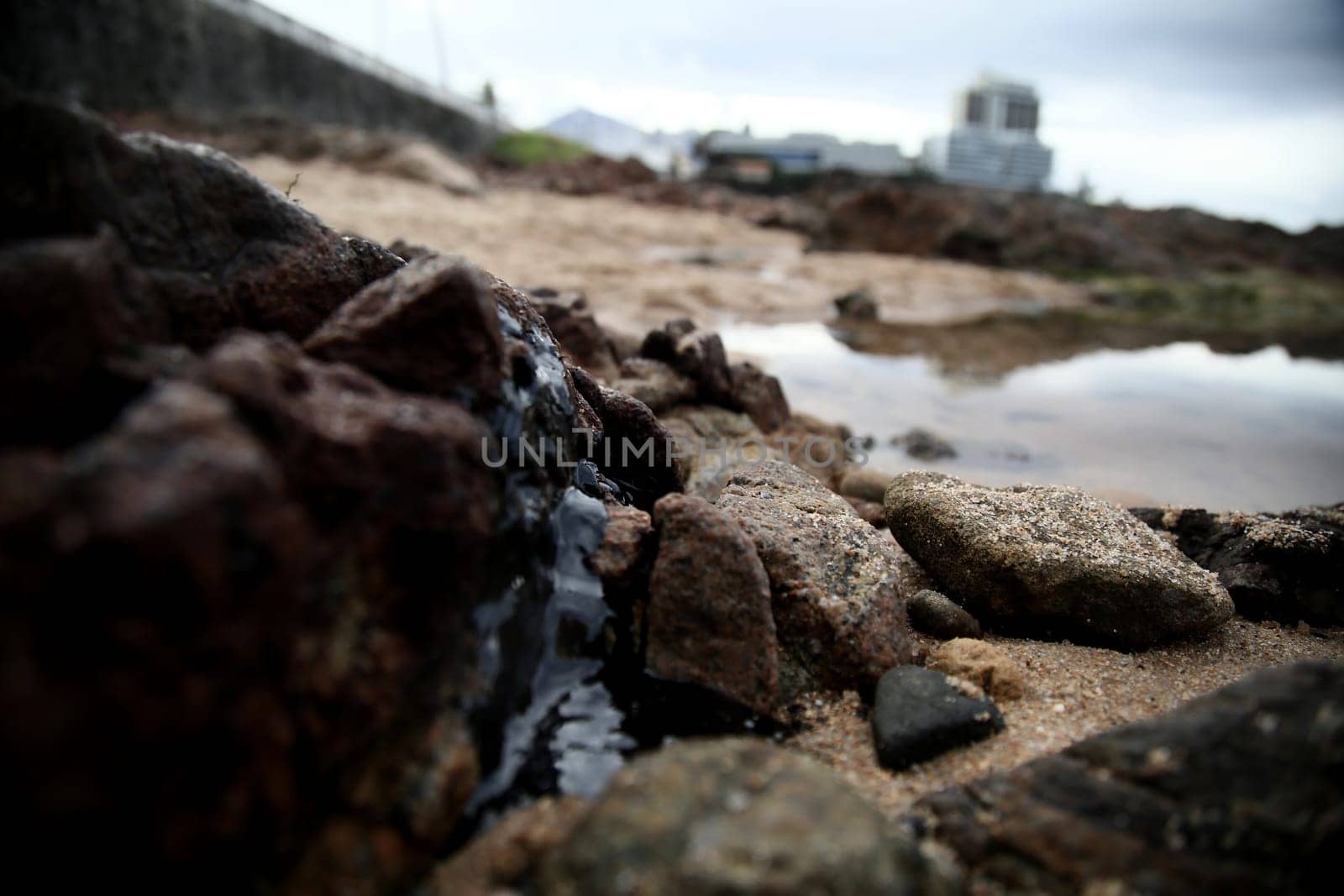 SALVADOR, BAHIA / BRAZIL - November 3, 2019: Oil macha is seen on the Rio Vermelho beach in Salvador (BA). The site was affected by oil spills on the Brazilian coast (Joa Souza / Panthermedia).