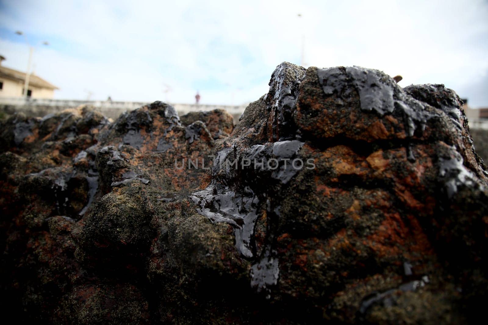 SALVADOR, BAHIA / BRAZIL - November 3, 2019: Oil macha is seen on the Rio Vermelho beach in Salvador (BA). The site was affected by oil spills on the Brazilian coast (Joa Souza / Panthermedia).