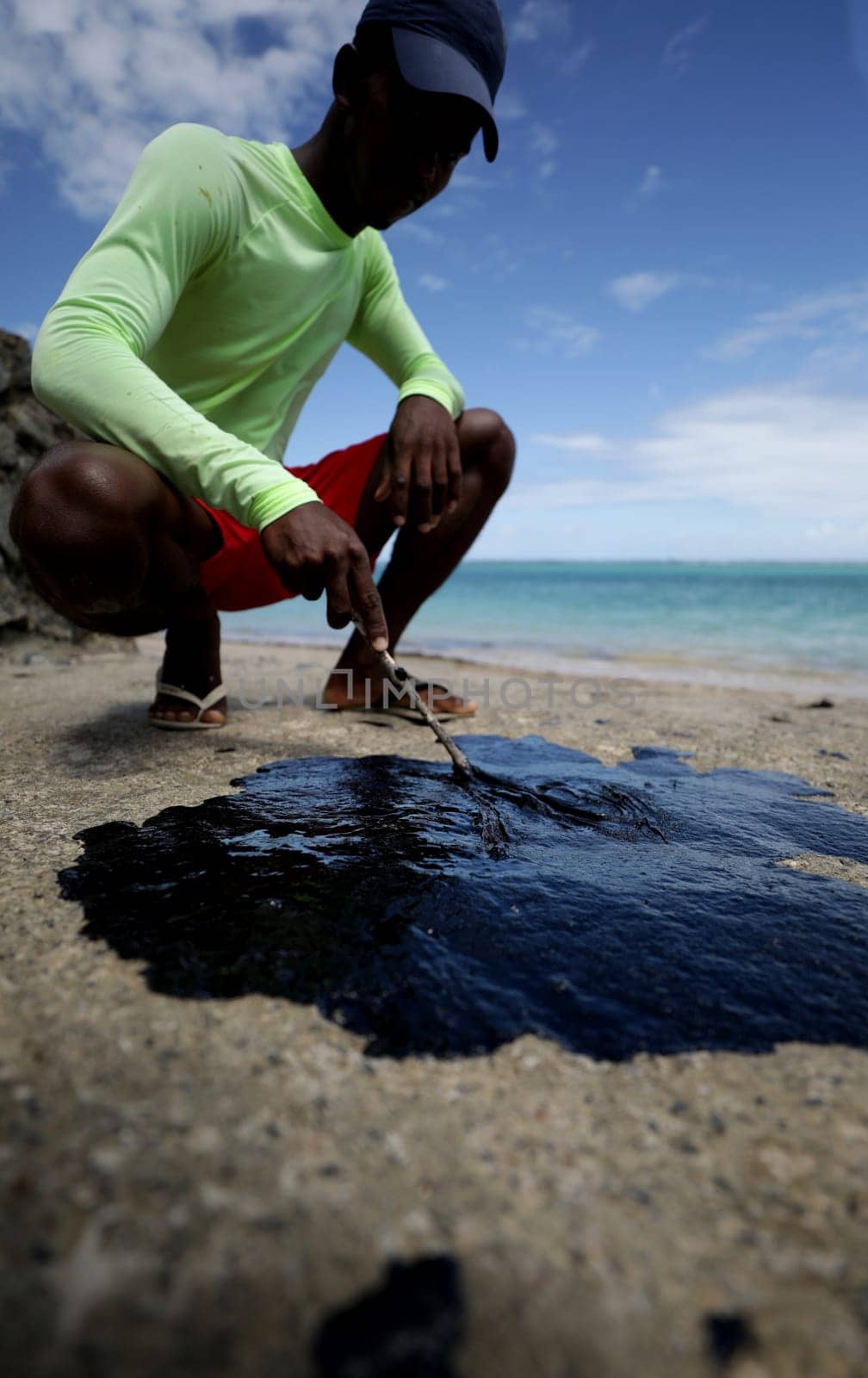 VERA CRUZ, BAHIA / BRAZIL - October 18, 2019: People obsessed with oil macha on Sol Beach, the place was affected by oil spills at sea (Joa Souza / Panthermedia).