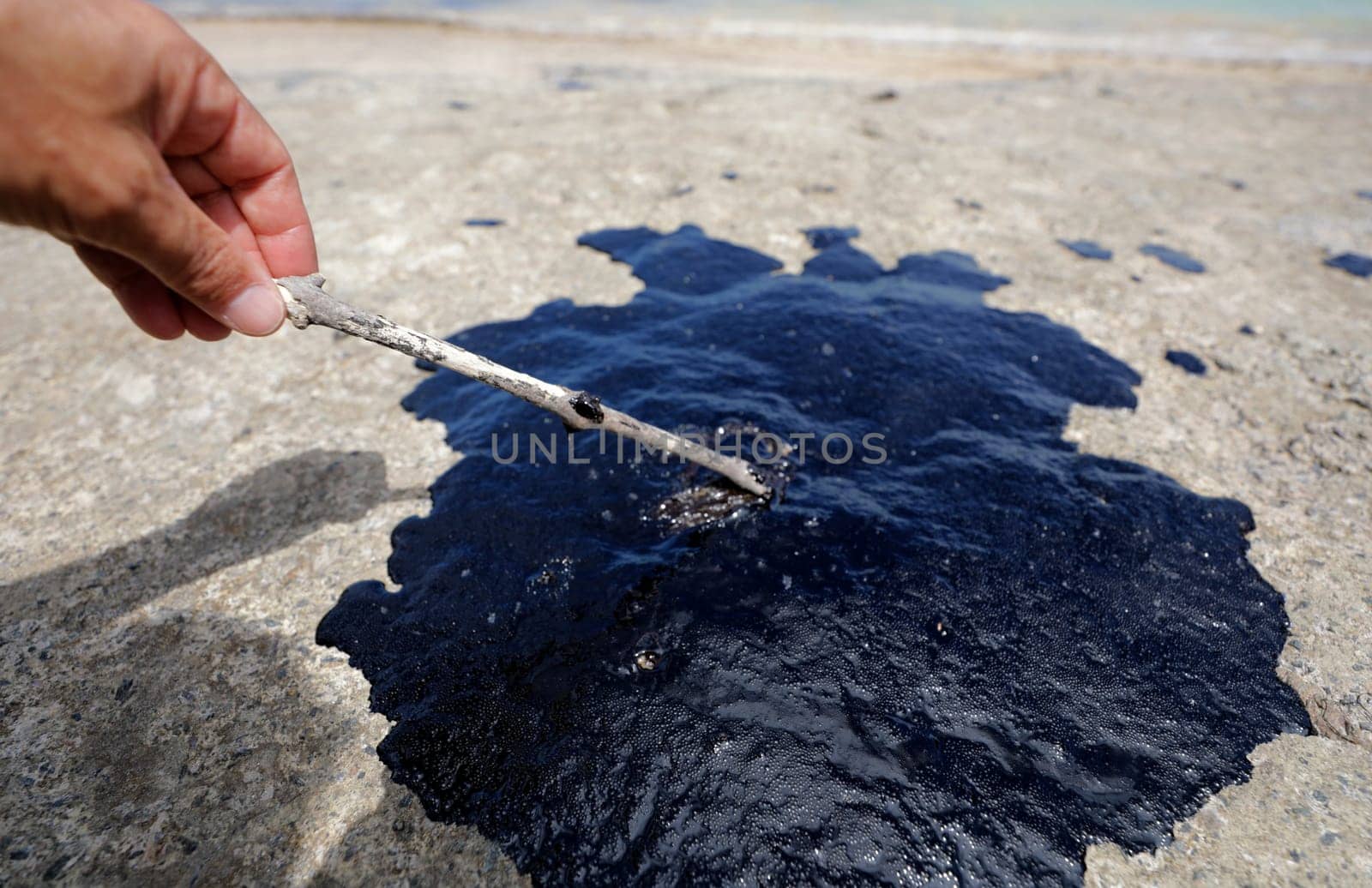 SALVADOR, BAHIA / BRAZIL - October 18, 2019: Oil macha is seen on Praia do Sol, the site was affected by oil spill at sea (Joa Souza / Panthermedia).