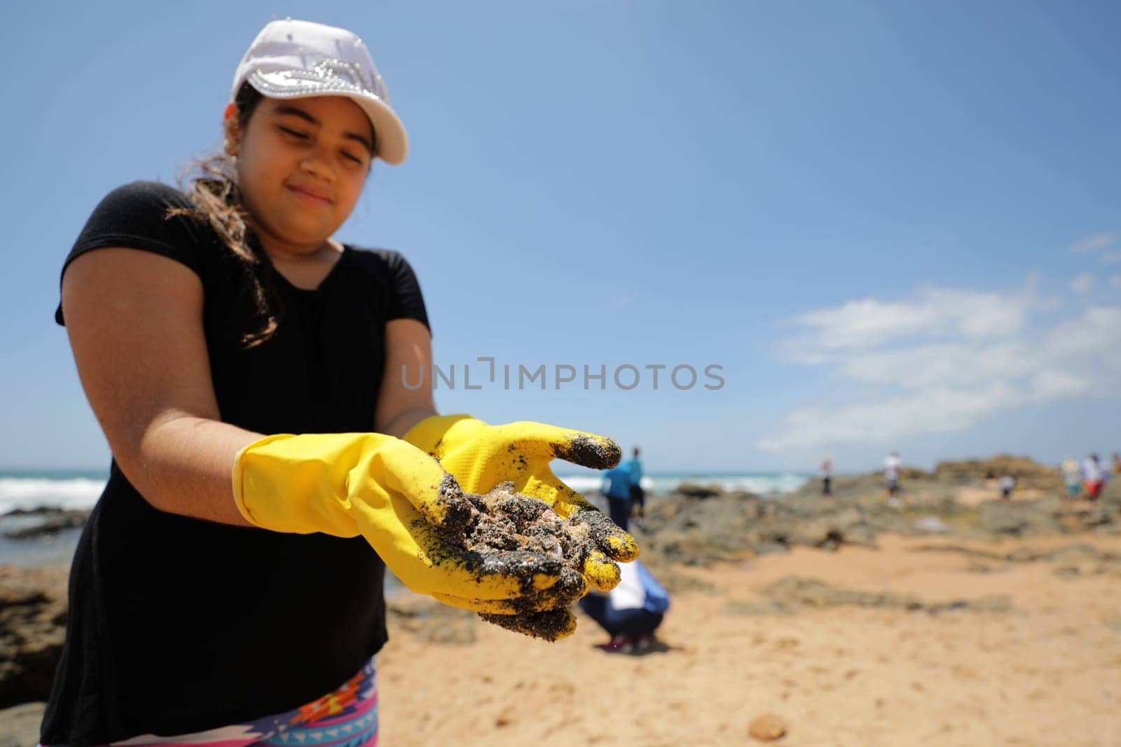 SALVADOR, BAHIA / BRAZIL - October 13, 2019: Volunteers clean up oil at Jardim de Alah Beach, the site was affected by oil spills at sea (Joa Souza / Panthermedia).