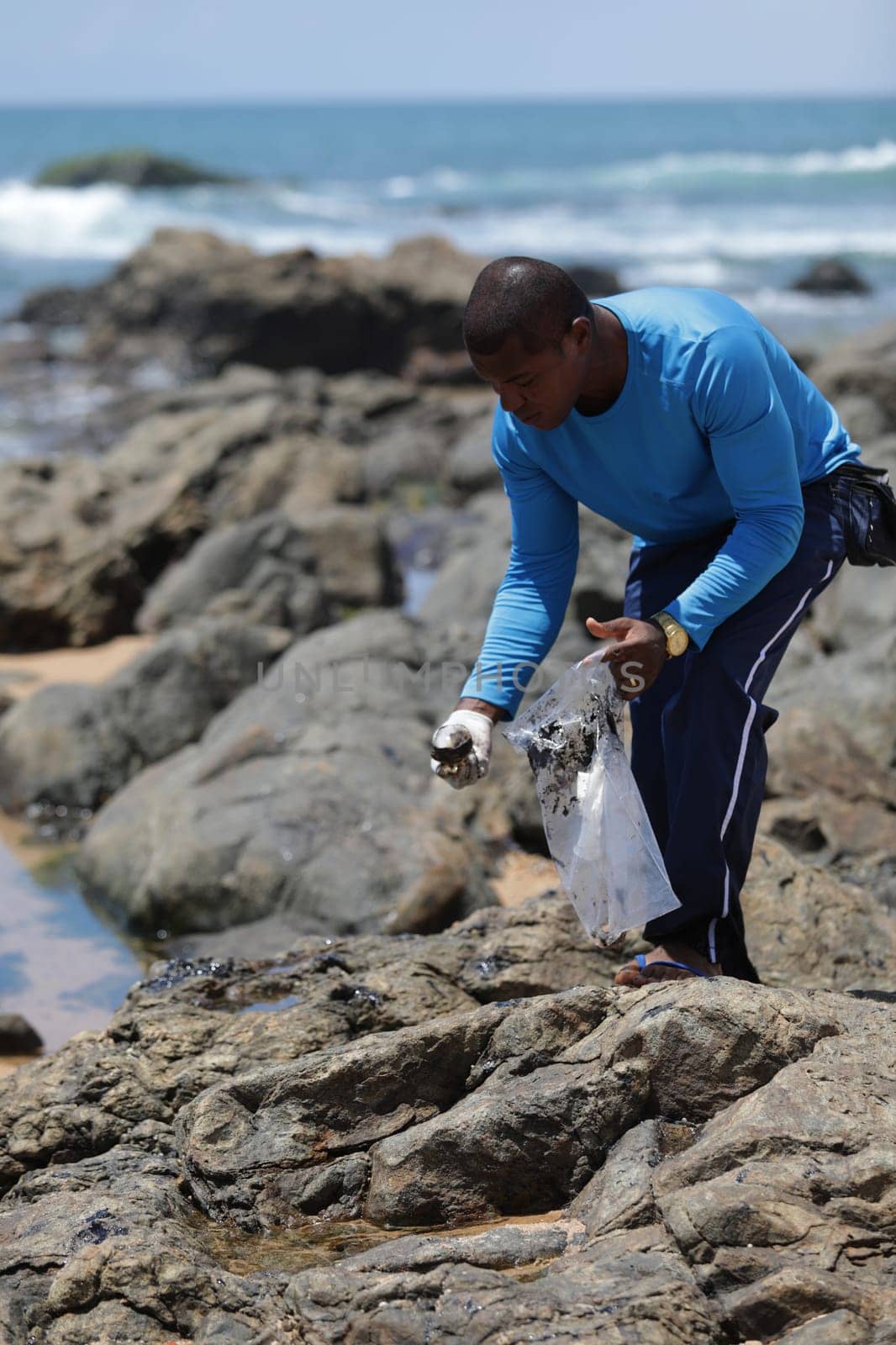 SALVADOR, BAHIA / BRAZIL - October 13, 2019: Volunteers clean up oil at Jardim de Alah Beach, the site was affected by oil spills at sea (Joa Souza / Panthermedia).