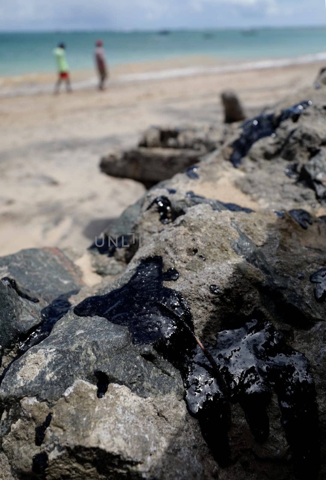 SALVADOR, BAHIA / BRAZIL - October 18, 2019: Oil macha is seen on Praia do Sol, the site was affected by oil spill at sea (Joa Souza / Panthermedia).