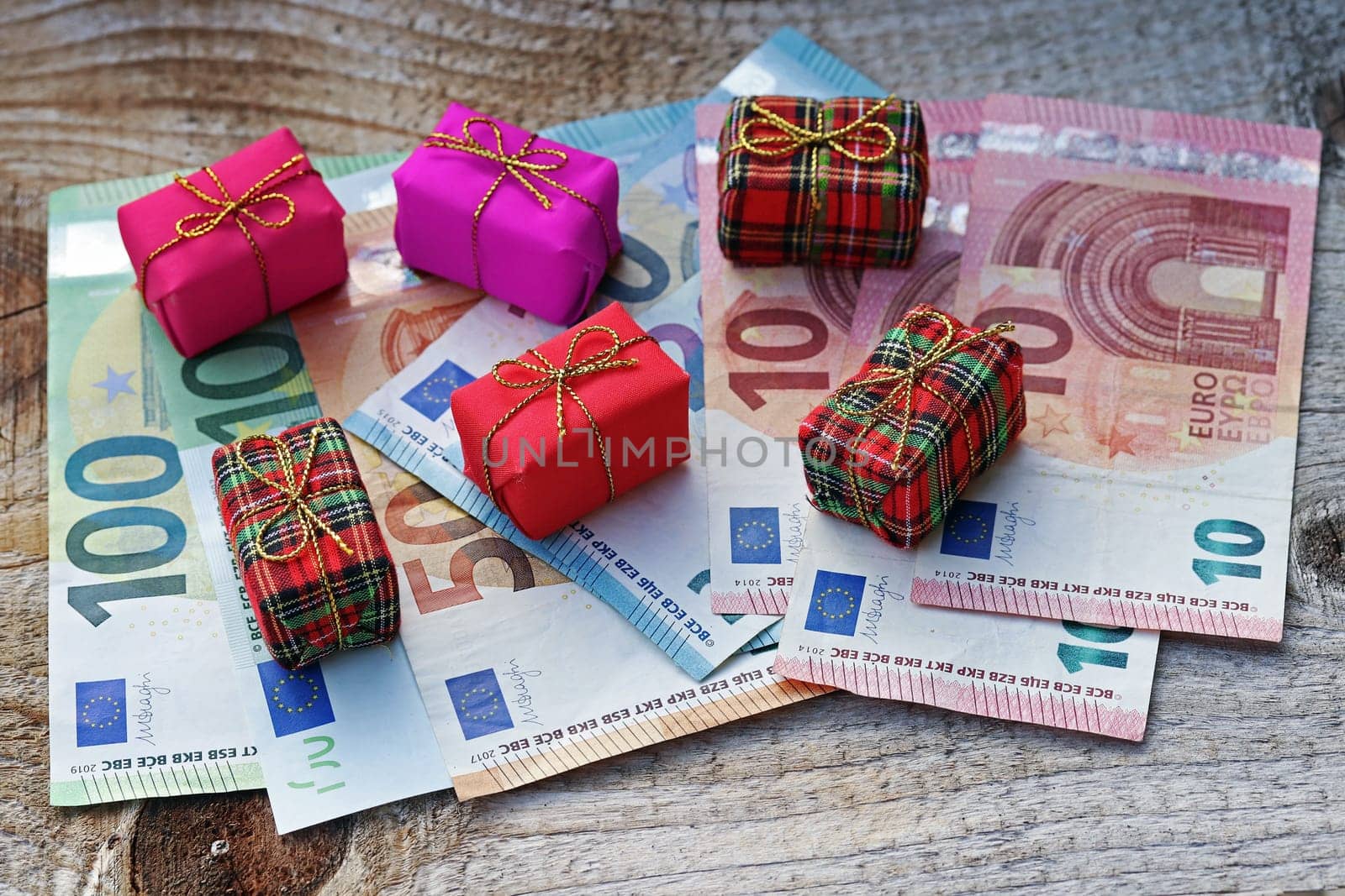 How much Euro is spent on Christmas presents? Christmas gifts cost money