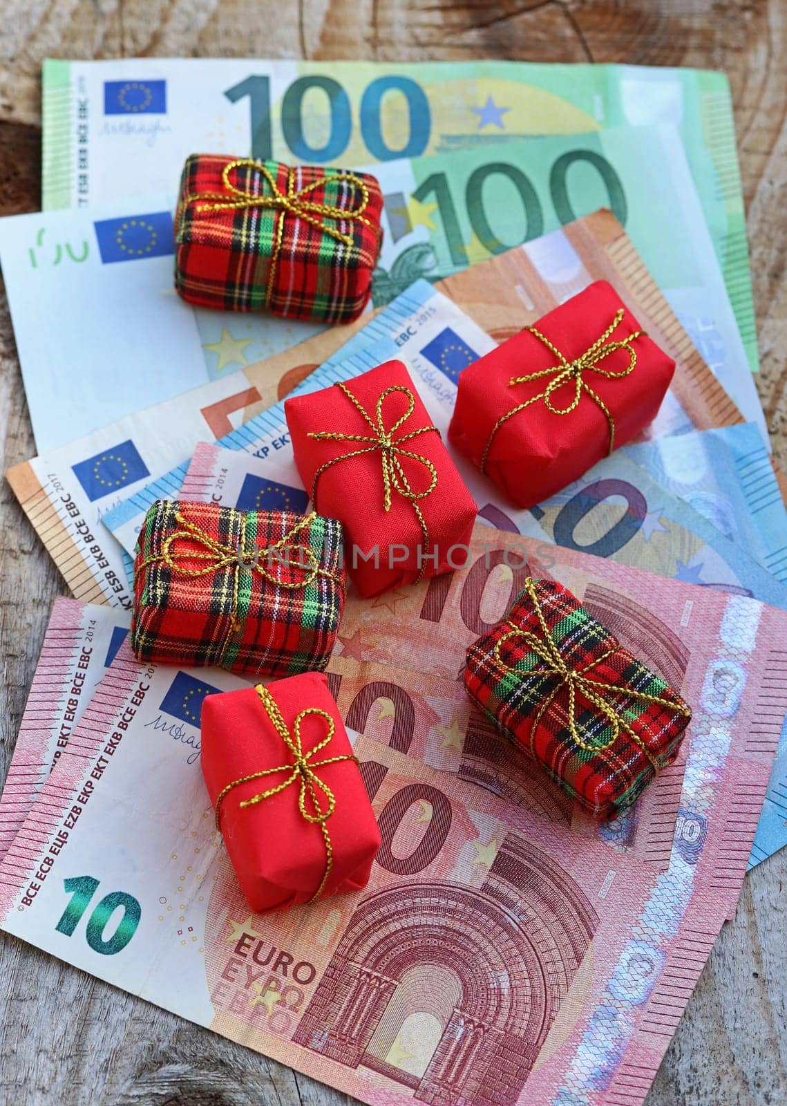 How much Euro is spent on Christmas presents? Christmas gifts cost money