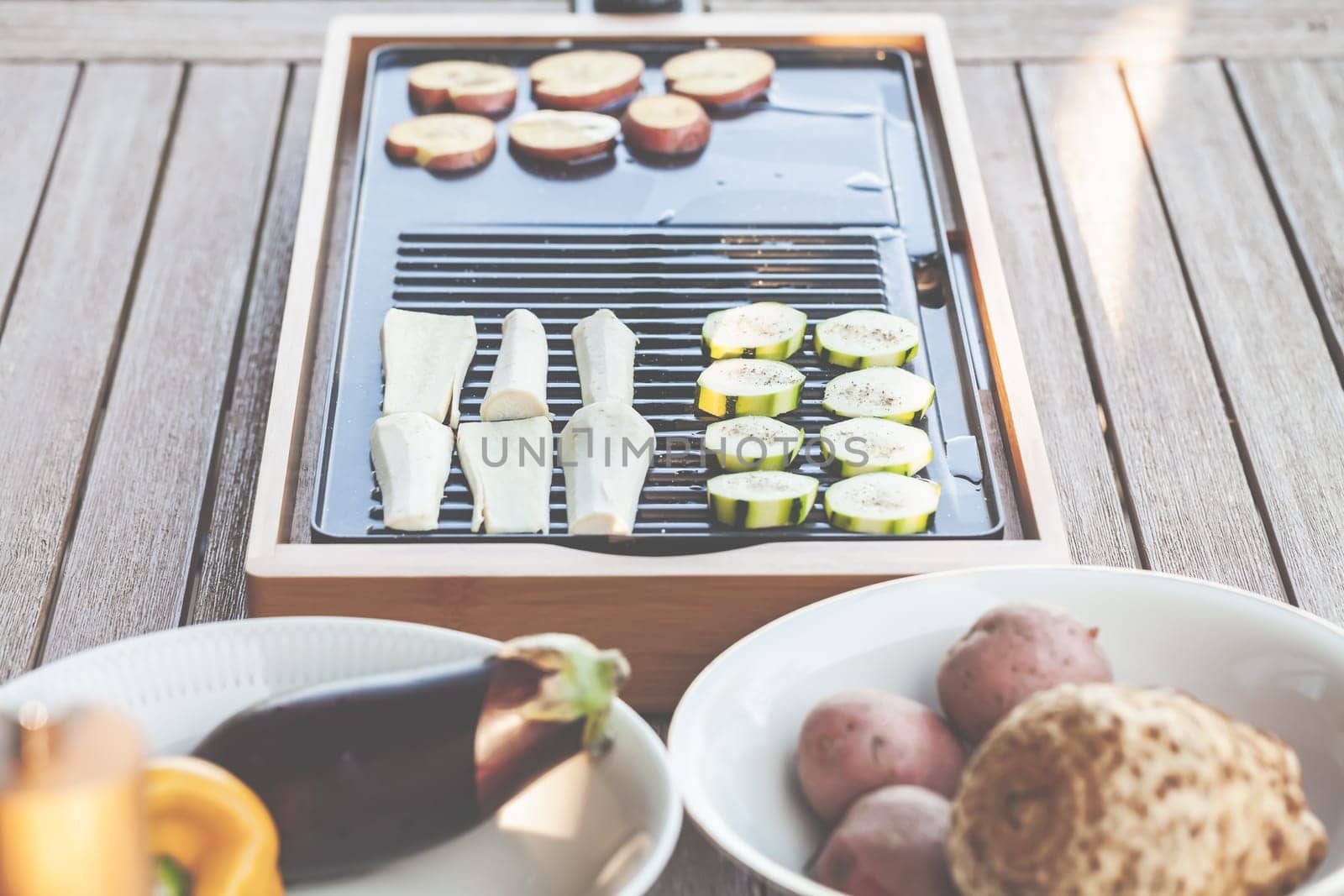 The barbecue evening: it can also be vegetarian, with delicious cucumber salad and grilled vegetables.