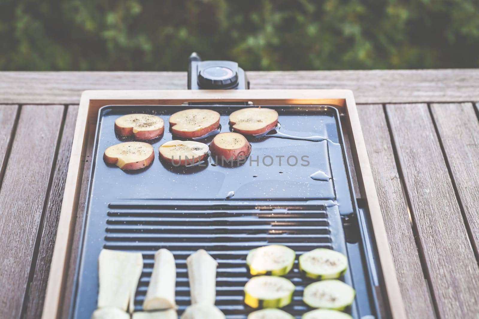 The barbecue evening: it can also be vegetarian, with delicious cucumber salad and grilled vegetables.