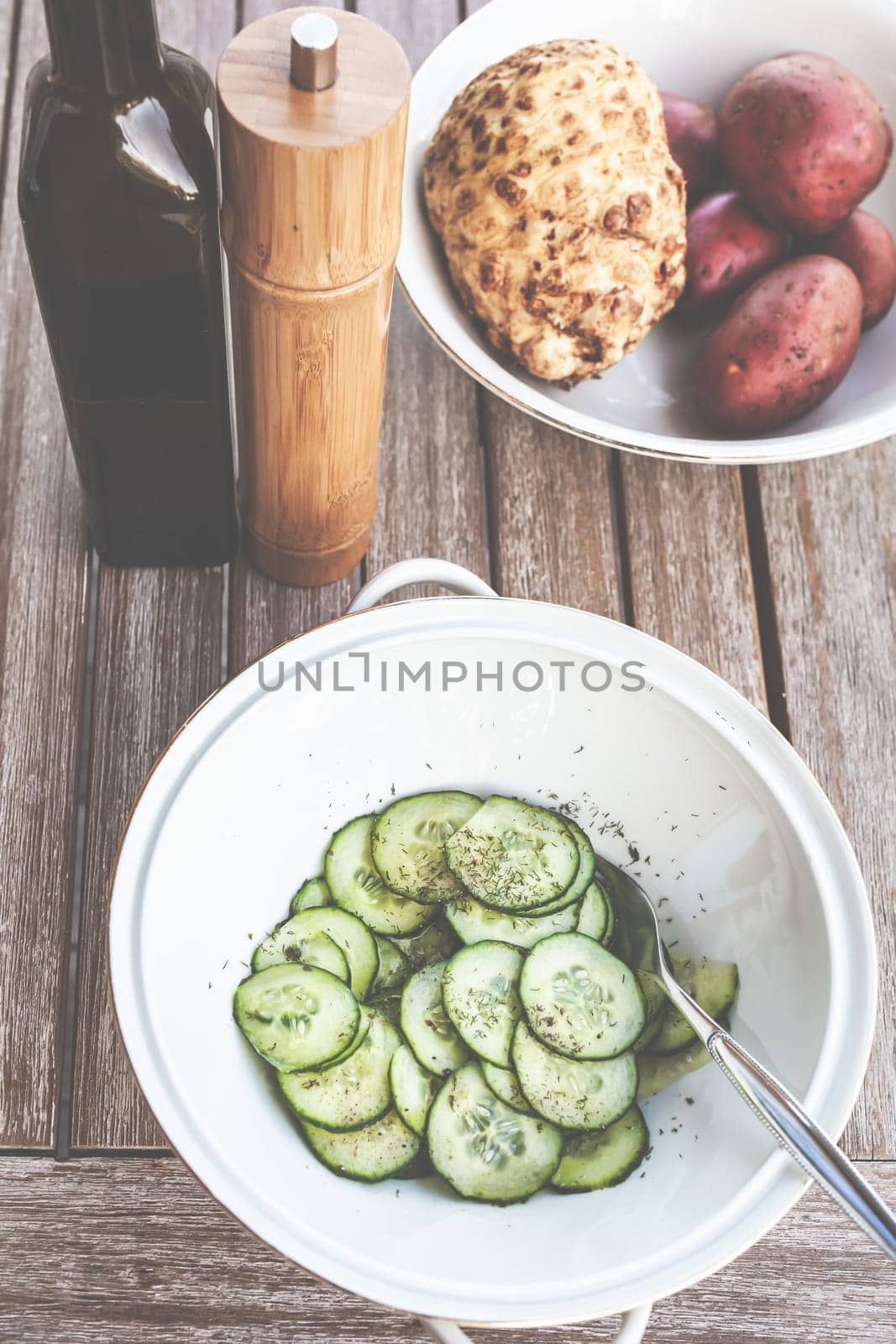 The barbecue evening: it can also be vegetarian, with delicious cucumber salad and grilled vegetables.