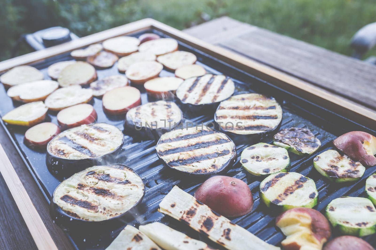 The barbecue evening: it can also be vegetarian, with delicious cucumber salad and grilled vegetables.