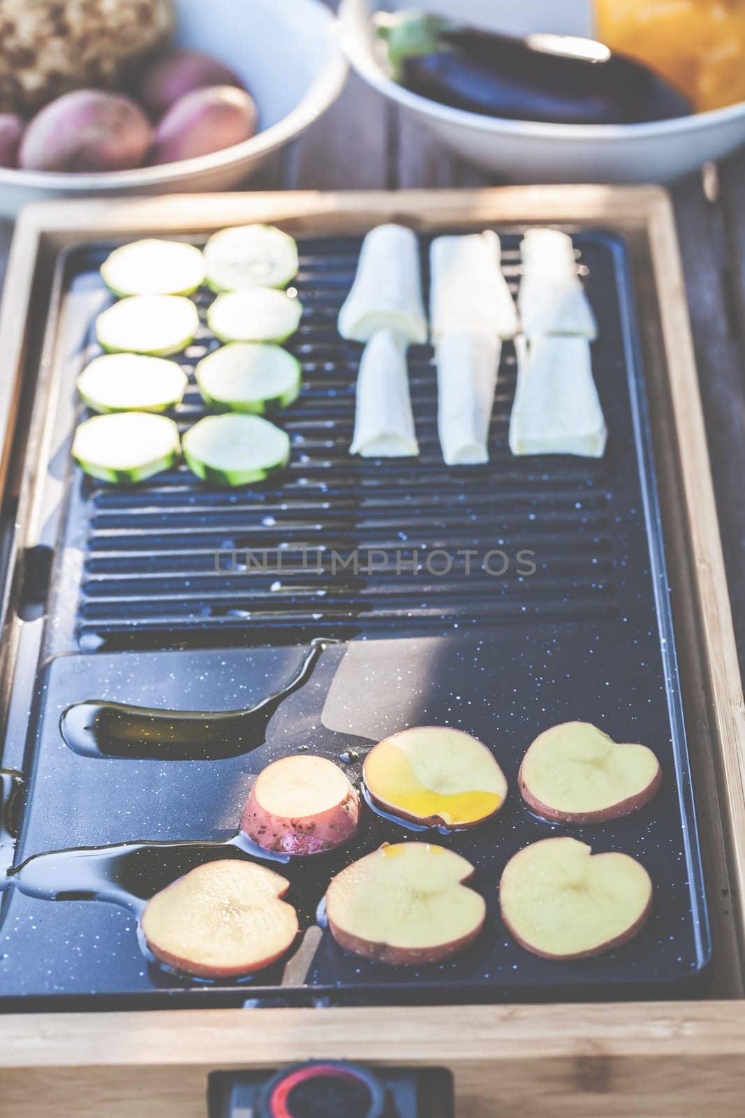The barbecue evening: it can also be vegetarian, with delicious cucumber salad and grilled vegetables.