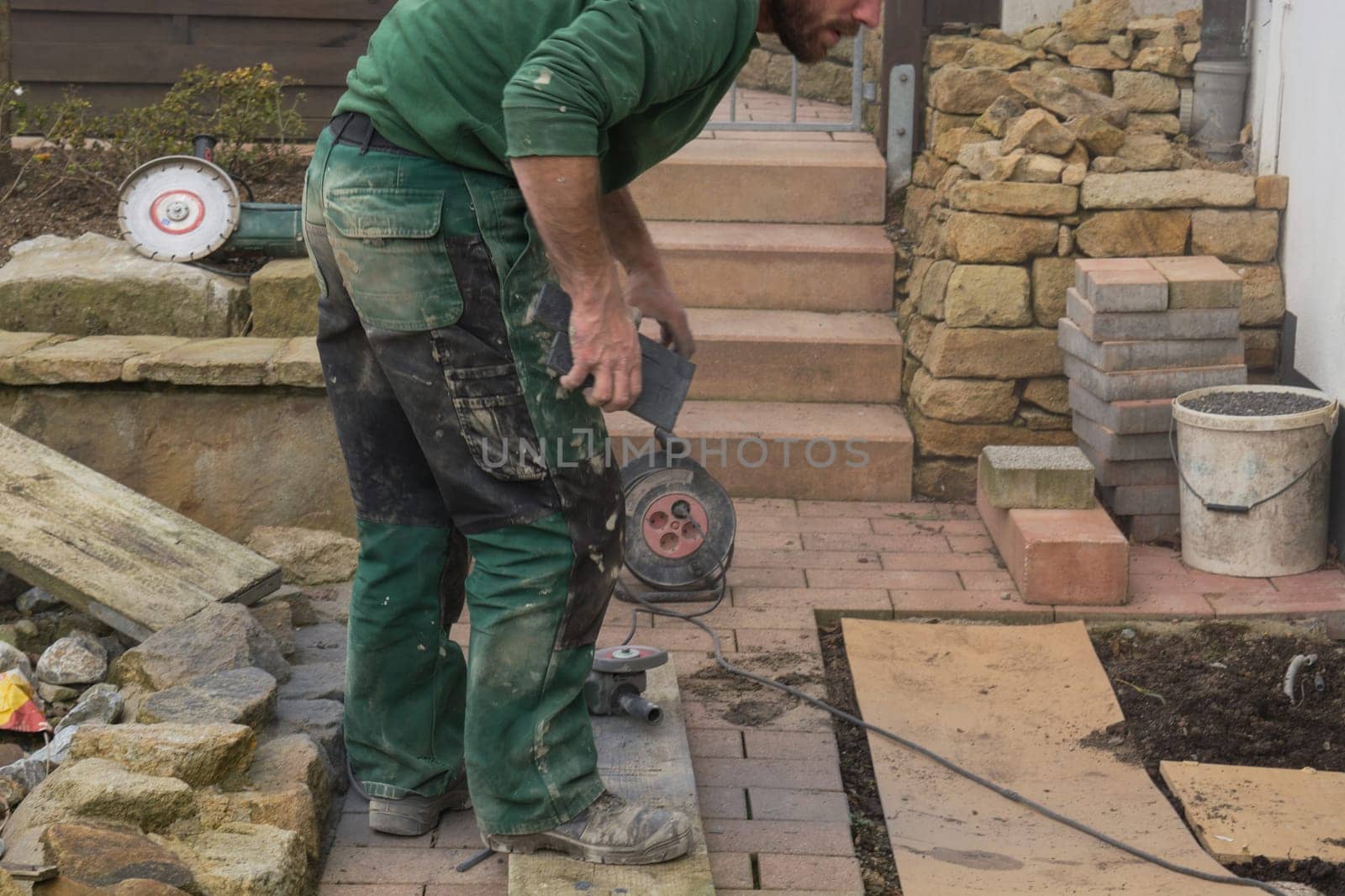 Reworking with technology Tile cutting with an angle grinder