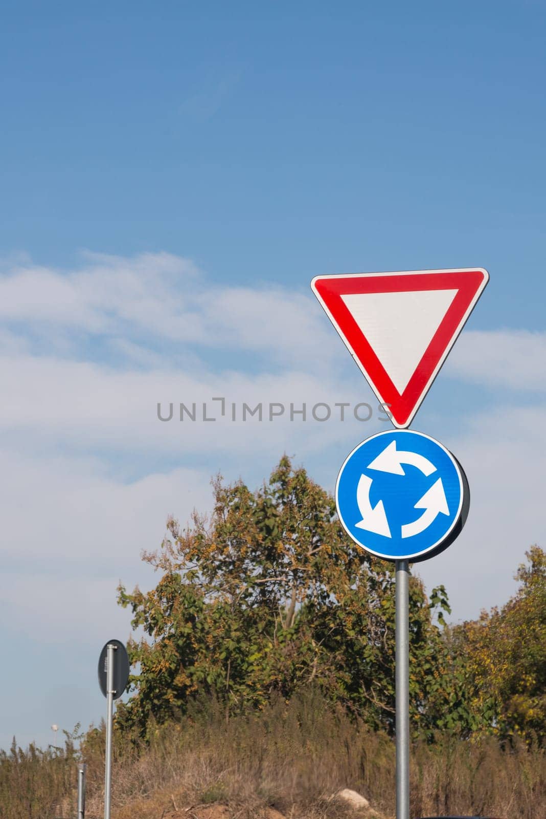 Signpostin on the highway go round