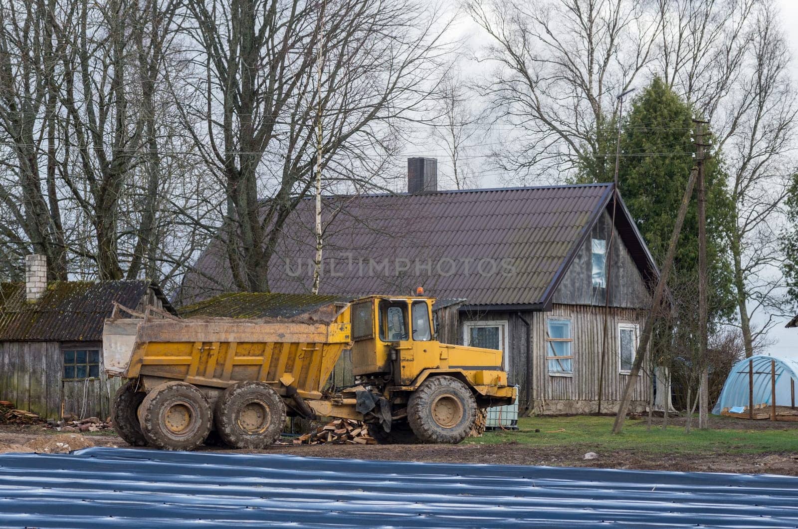 The big dump truck stay at the building