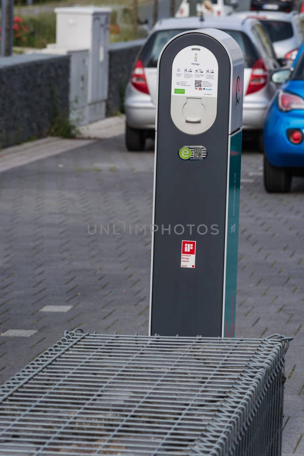 .HEILIGENHAUS, NRW, GERMANY - AUGUST 24, 2017: Parkplatz in Heiligenhaus Aufladen von modernen Elektroauto auf der Straße ist die Zukunft des Automobils