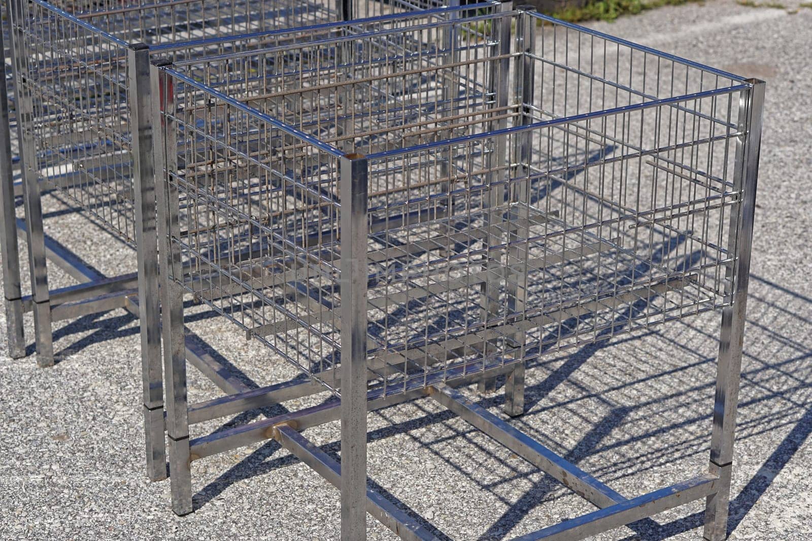 Mobile wire island shelving units for shops