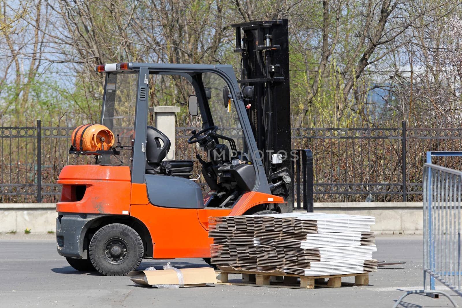 Gas powered forklift and pallet with goods