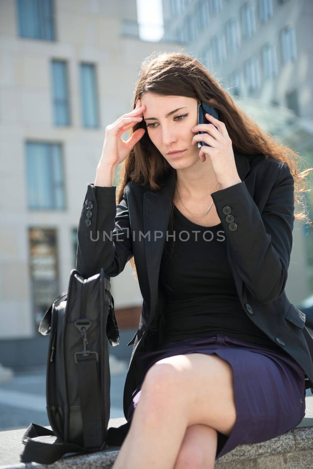 Young depressed business woman calling with mobile phone - negative expression