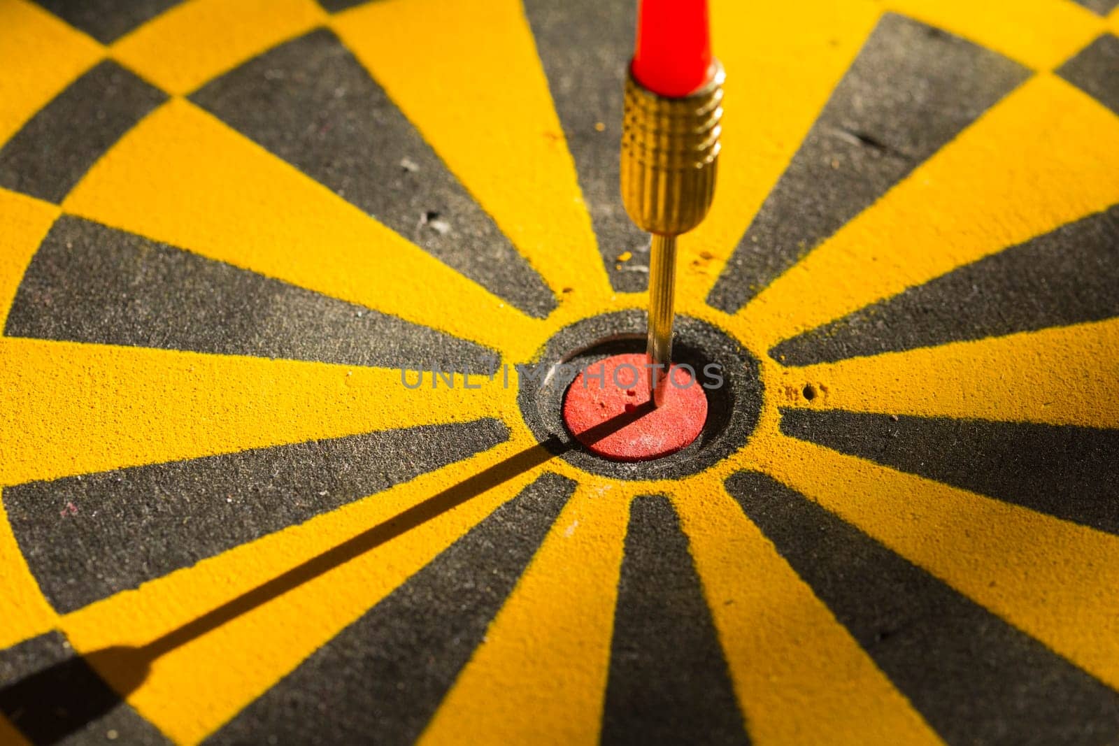 target and arrow - symbol foto
