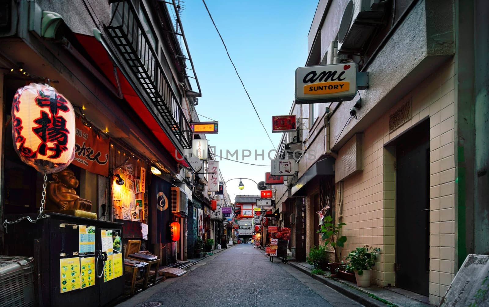 A golden commercial street in Tokyo's shinjuku district, where bars and restaurants are crammed with paper lanterns and illuminated signs illuminating the streets of Kabukicho.