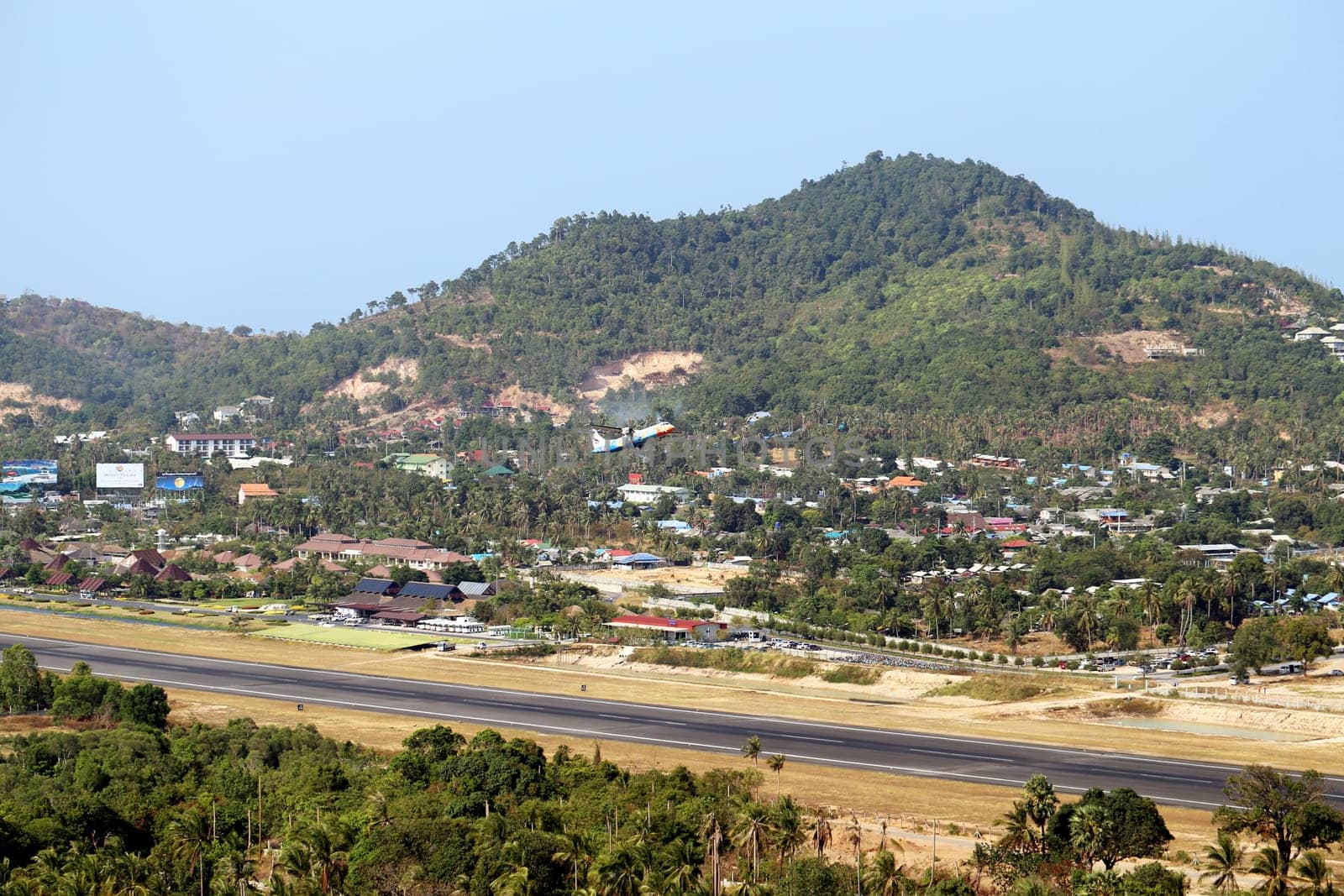 The plane takes off from the airport of Koh Samui in Thailand