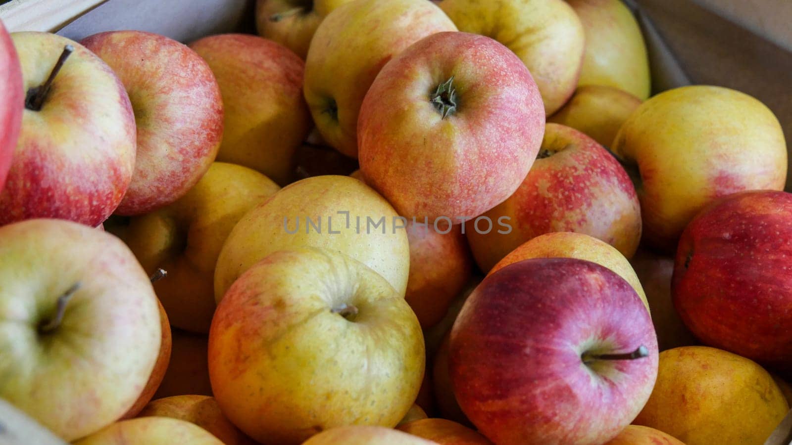 the organic apples on the market place