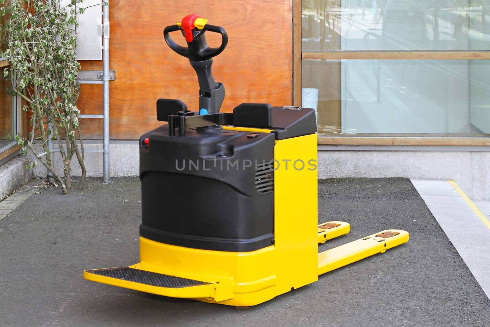 Pedestrian pallet truck lifting equipment for warehousing