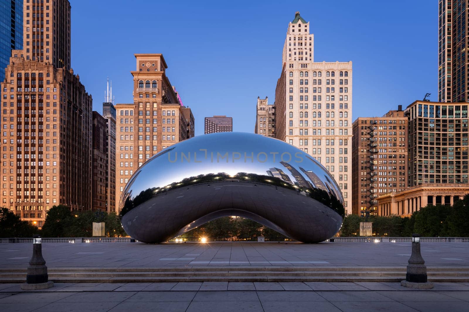 CHICAGO, ILLINOIS/USA-OCTOBRE 13, 2018 : Panoramic image of the Cloud Gate or The Bean in the morning OCTOBRE 09, 2018 in Millennium Park, Chicago, Illinois