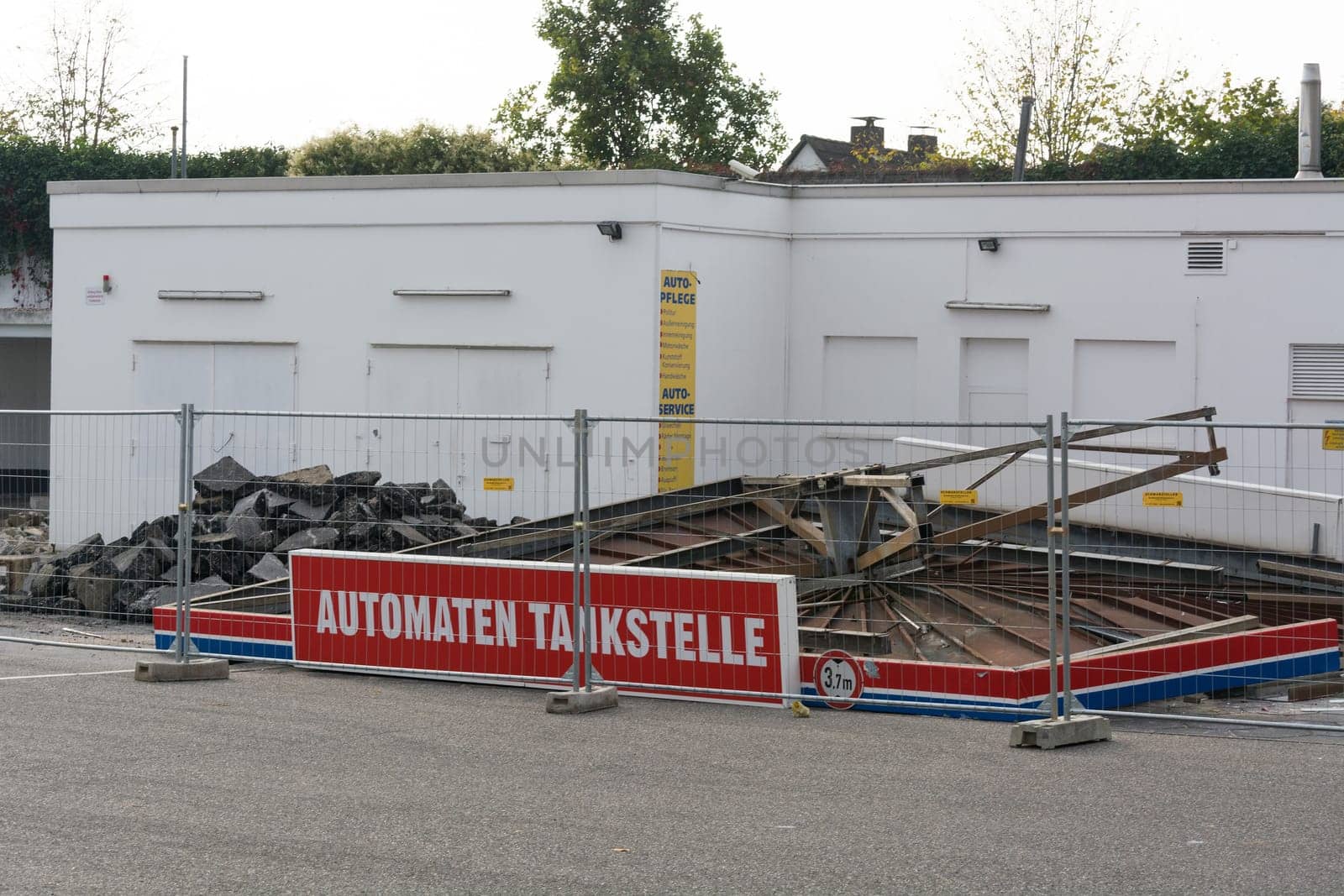 HEILIGENHAUS, NRW, GERMANY - OCTOBER 19, 2018: Demolition of the petrol station in Heiligenhaus behind the Real supermarket