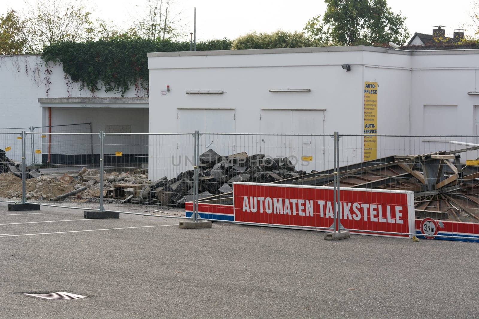 HEILIGENHAUS, NRW, GERMANY - OCTOBER 19, 2018: ..Heiligenhaus, Nrw, Germany - October 19, 2018:.Demolition of the petrol station in Heiligenhaus behind the Real supermarket