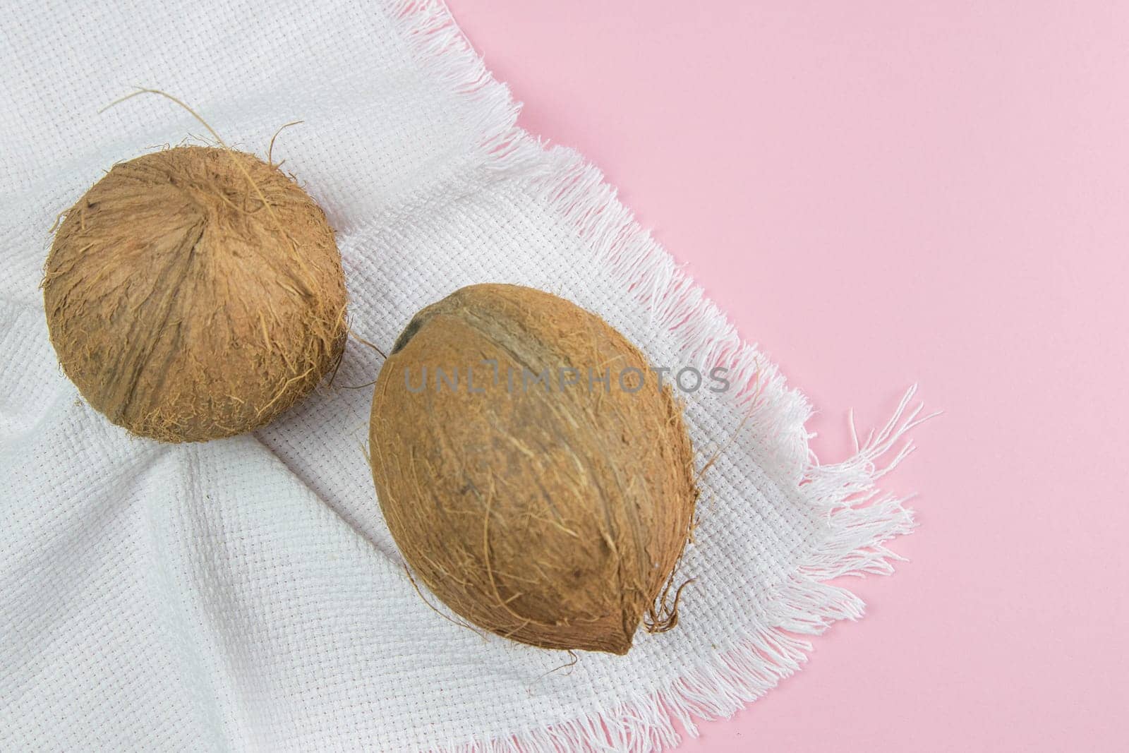 Organic avocado with seed, avocado halves and whole fruits on pink background. Top view. Creative summer food concept. Green avocadoes pattern in minimal flat lay style.
