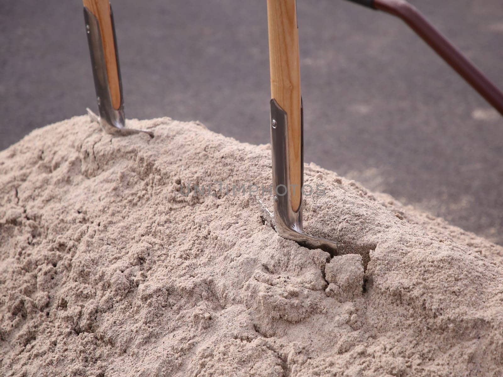 spade in the sand mountain