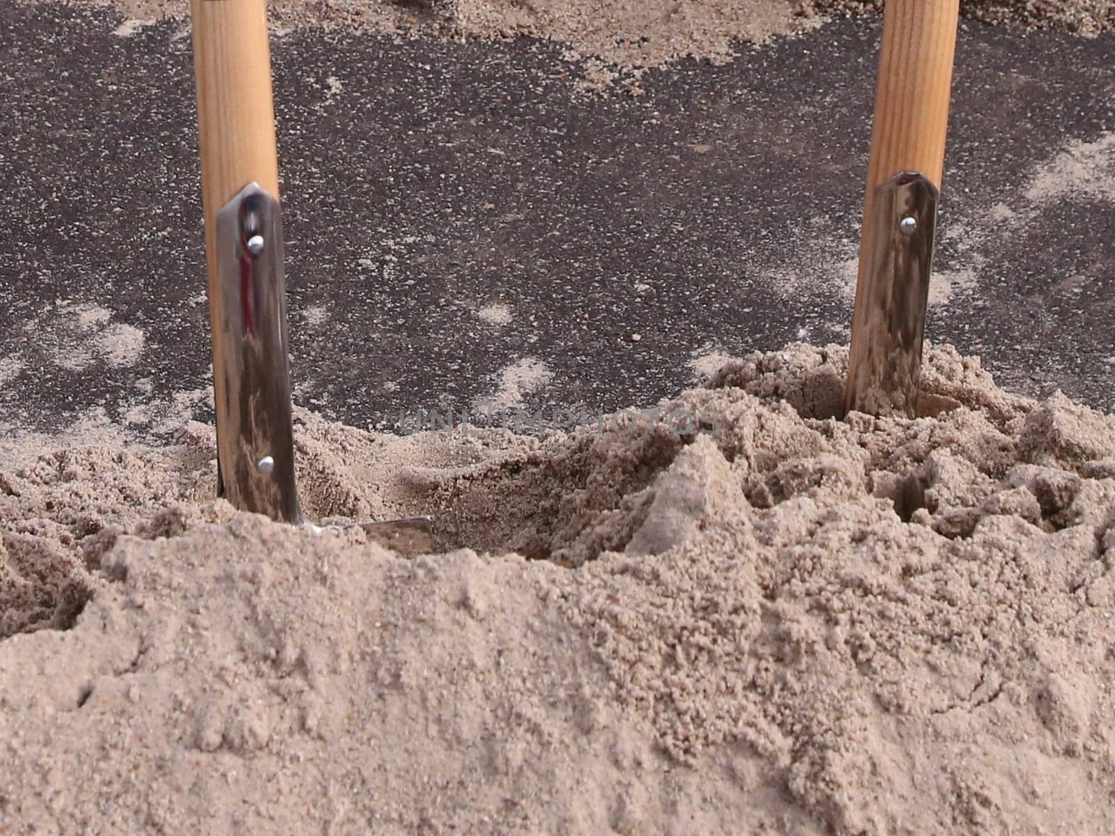 spade in the sand mountain