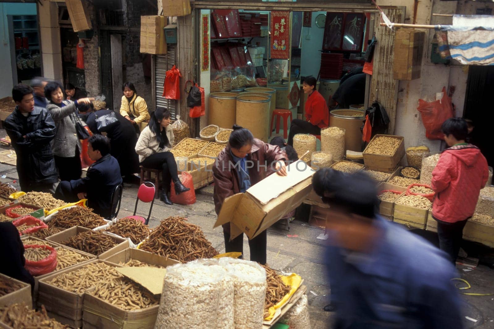 the Food Market in the city of Guangzhou in the province of Guangdong in china in east asia.   China, Guangzhou, April, 2000