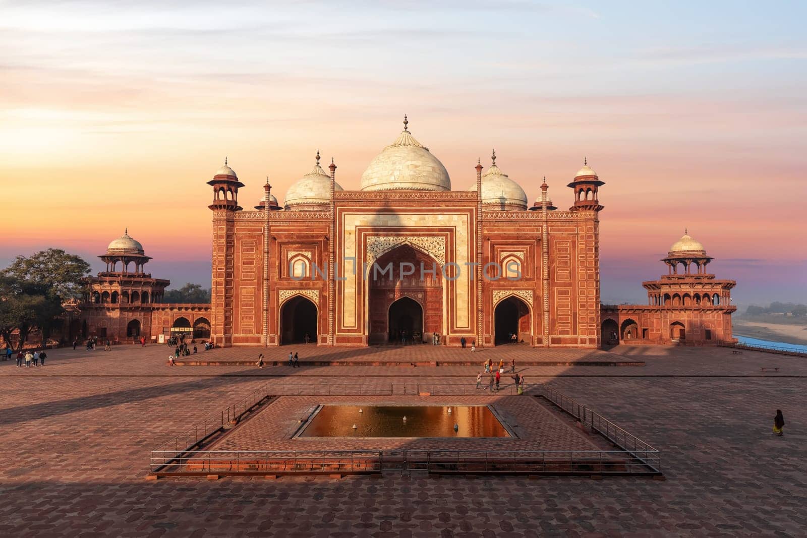 Kau Ban Mosque, Taj Mahal Mausoleum Complex, India.