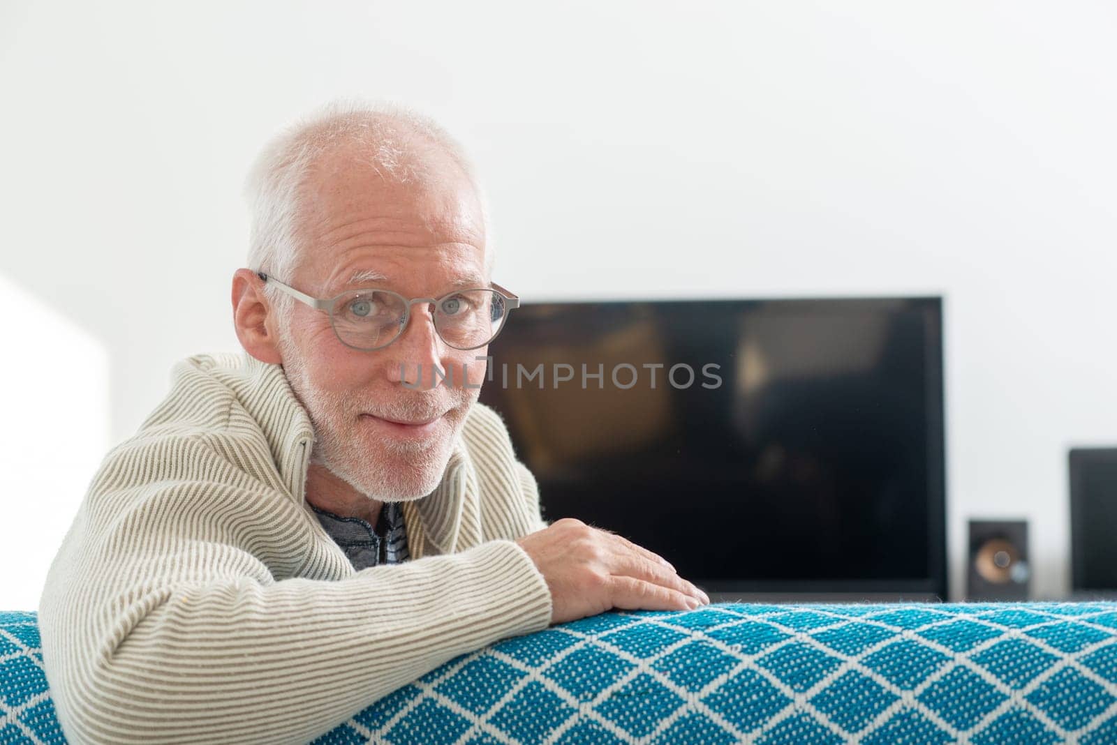 Senior man with grey hairs wearing eyeglasses